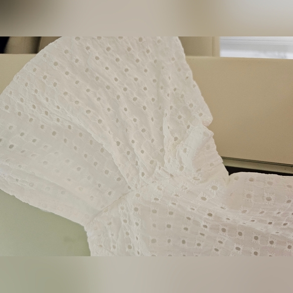 SOLD.Gianni Bini Eyelet Paloma Crop Off The Shoulder Top. Size XL. - Picture 4 of 10